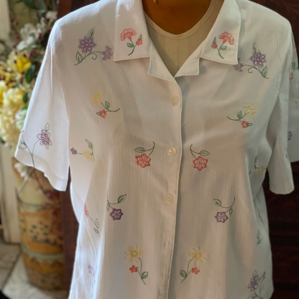 White short sleeve blouse with embroidered flowers